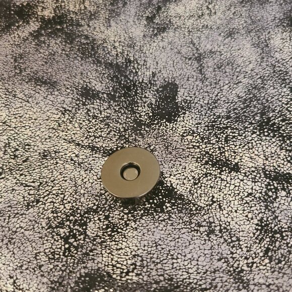 Urban Expressions Metallic Silver Zippered Purse NWT - Picture 7 of 8